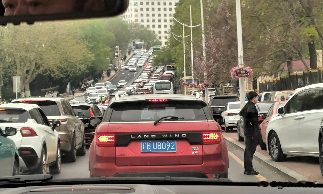 人太多，处处都是人潮和车流！

5月2日中午，我到酒店接弟弟和弟媳去旅顺看白玉塔