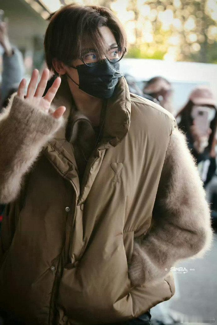 侯明昊现身长沙备战hi6，直面粉丝主动打招呼超乖巧，愿录制轻松愉快 