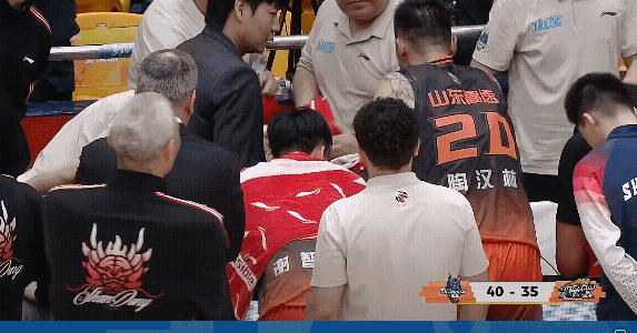 邱彪指导叫暂停暴躁这一下还挺好使，本来辽宁男篮气势上来了几乎要扳平比分，但是随后