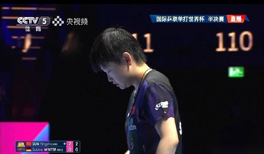 澳门单打世界杯半决赛现场，孙颖莎对面站着的，是刚刚4比0横扫了王艺迪的德国“黑马