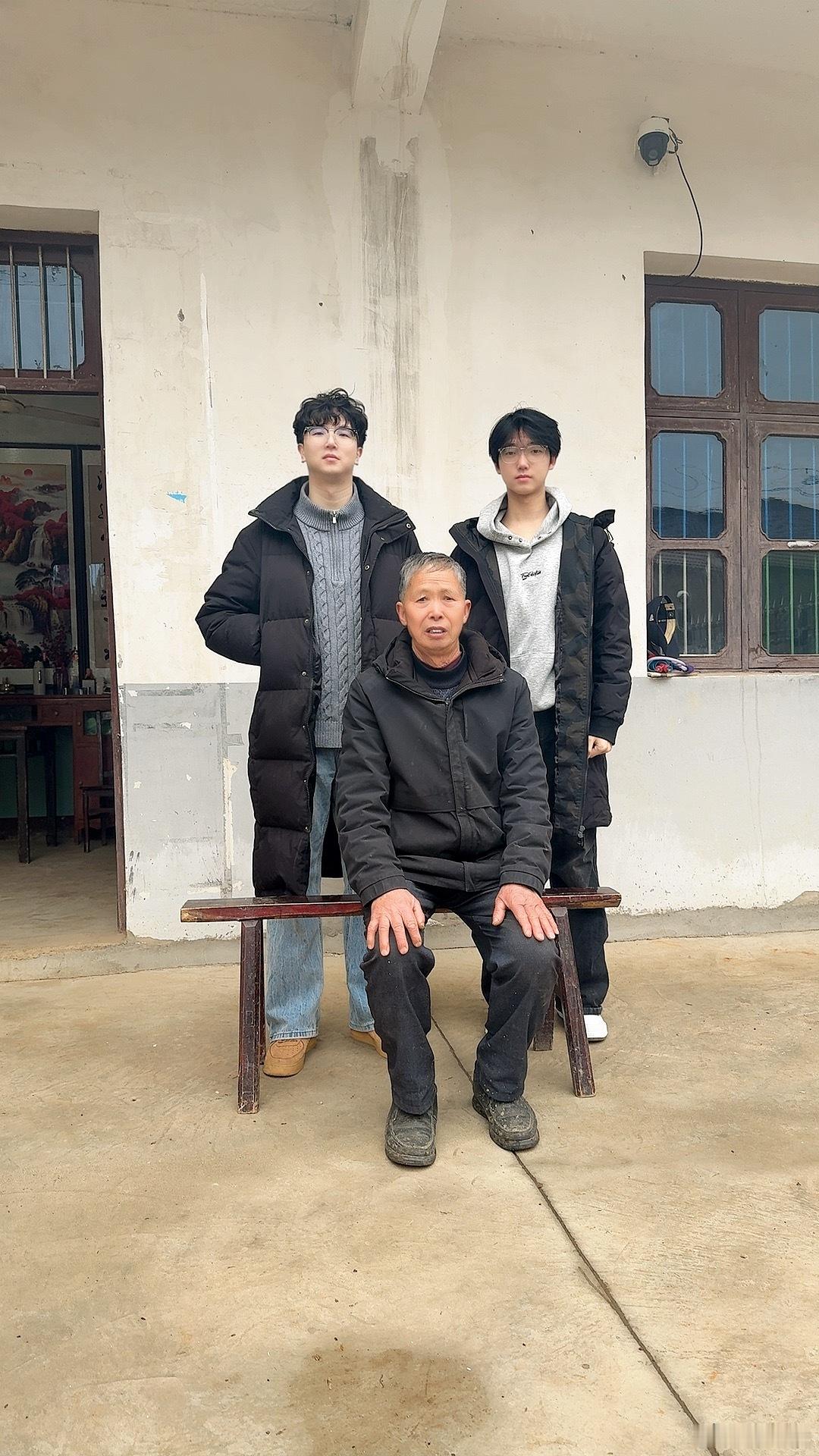 家有一老 如有一宝图一:中间老爷子+姐姐一家三口+我们家三口图二姐姐和两个儿子，