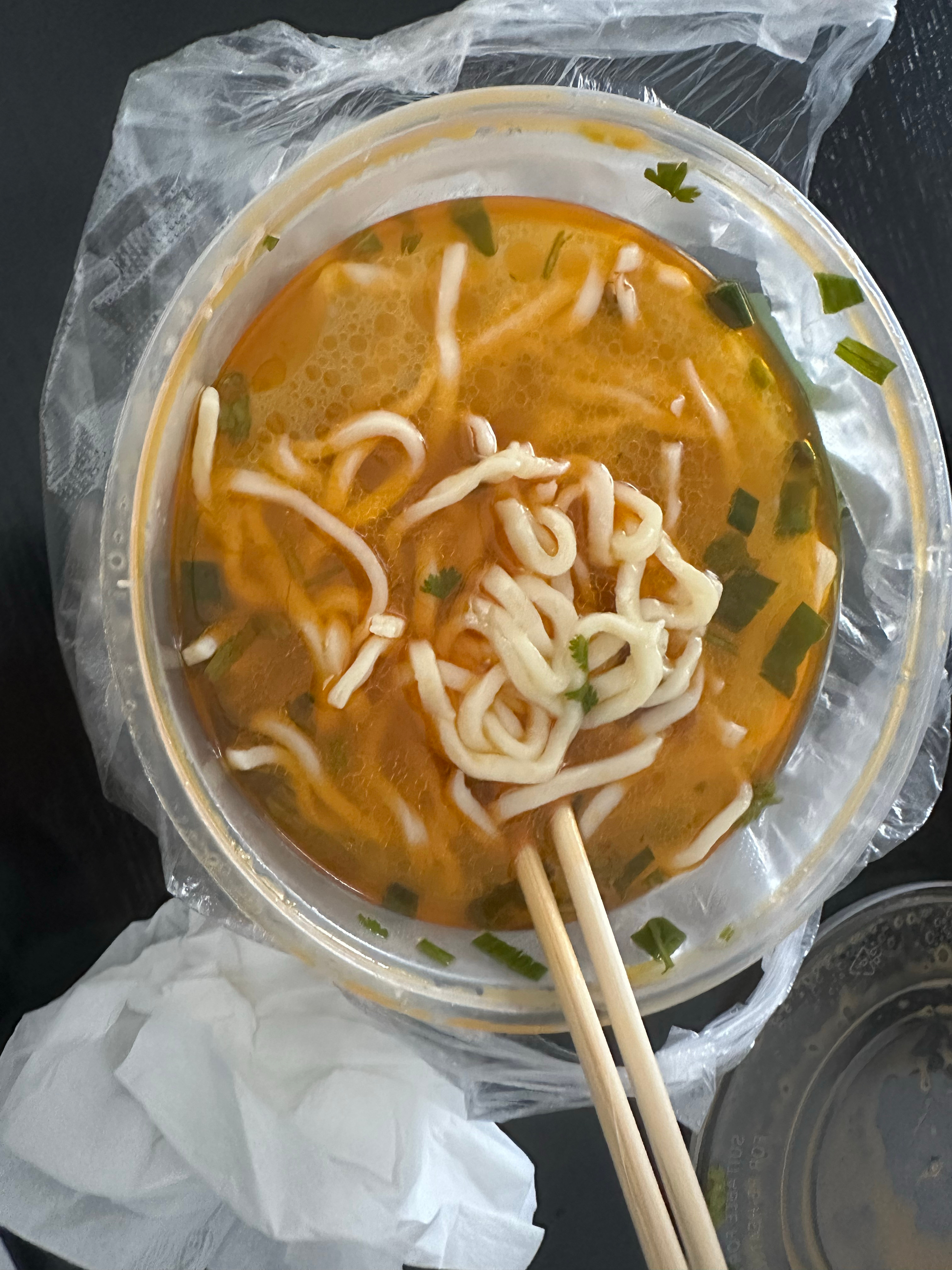 直播完匆匆忙忙吃碗面直播完巴拉一碗面又要去公司开会了，有没有比我还忙的？新年开工