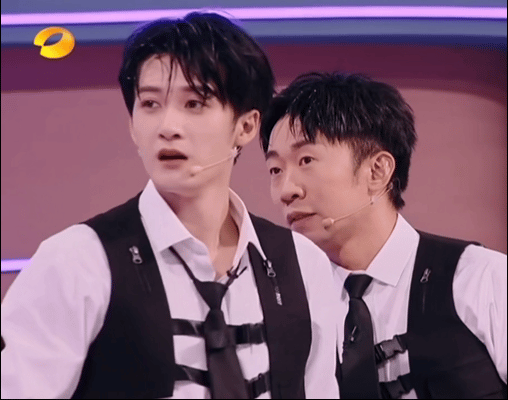 笑不活！檀健次参与感全靠何老师投喂，刚加入热巴杨迪就聊完，独自懵圈～ 