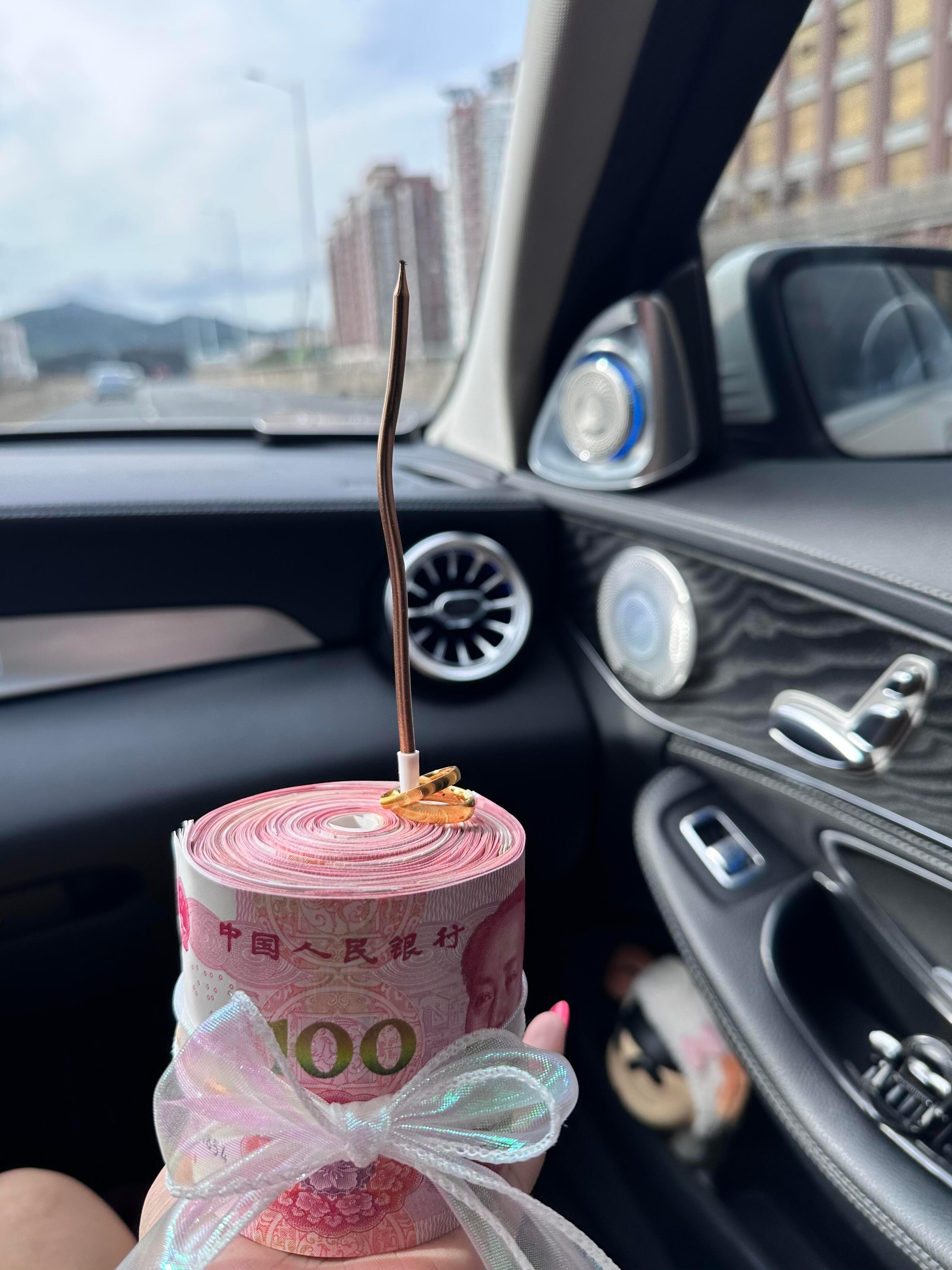 女孩子一定要努力赚钱,不然别人给你520,你就觉得是真爱。 