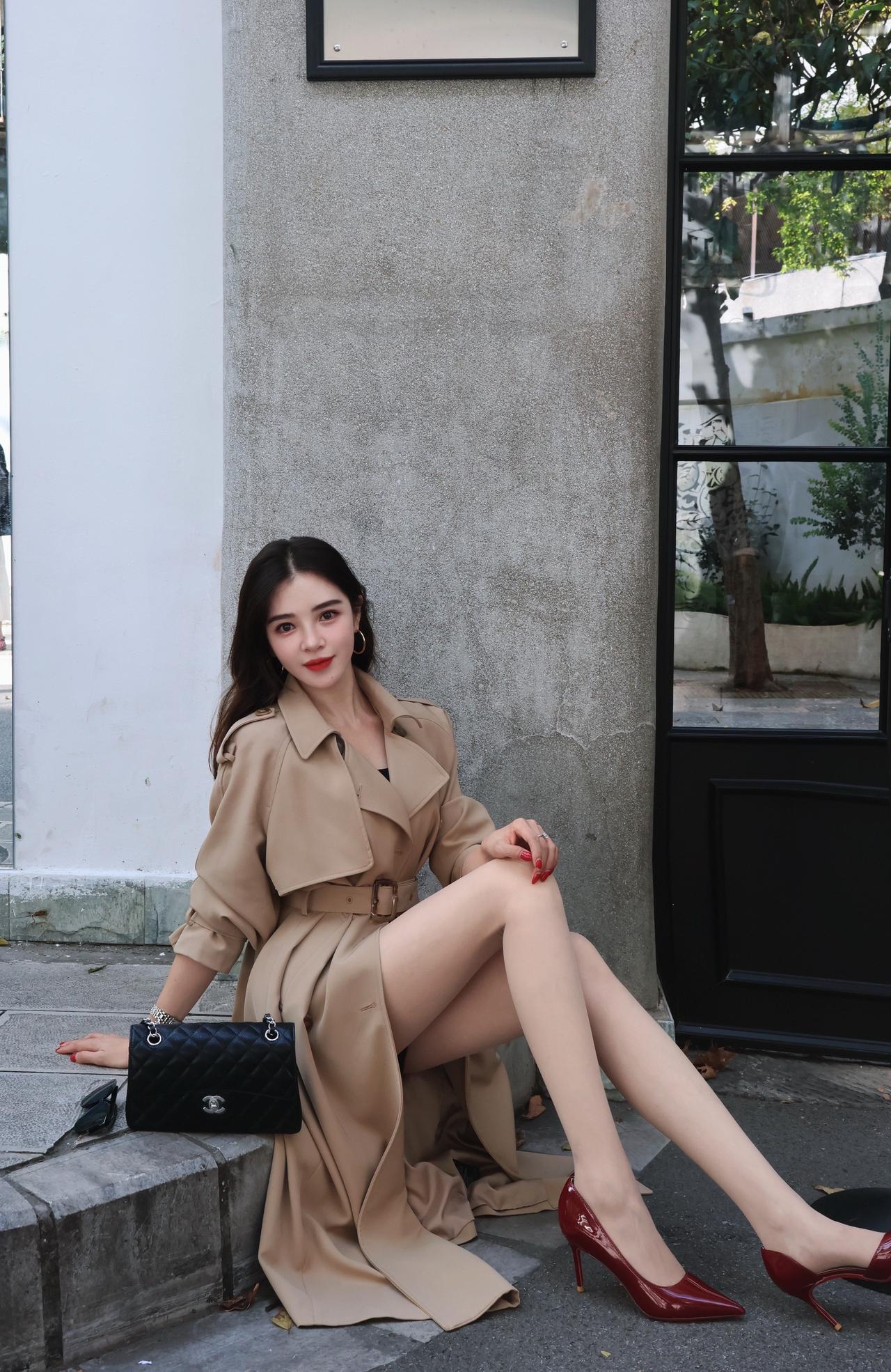 随地大小拍 姐能给你的只有感觉！气质风衣穿搭 
御姐风细跟高跟鞋太绝了 红色高跟