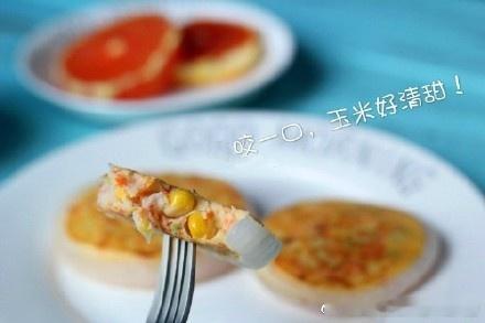【洋葱蔬菜虾饼】这是一款很鲜嫩好吃的蔬菜虾饼加了虾仁鸡蛋玉米胡萝卜芦笋和洋葱，不