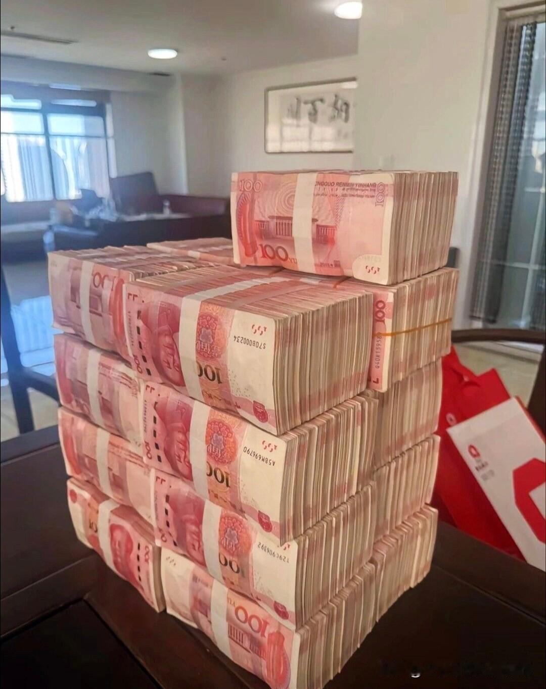 普通人的世界这薪水，是底气也是牵绊，是糊口的营生，更是撑起一家烟火的顶梁柱。成年