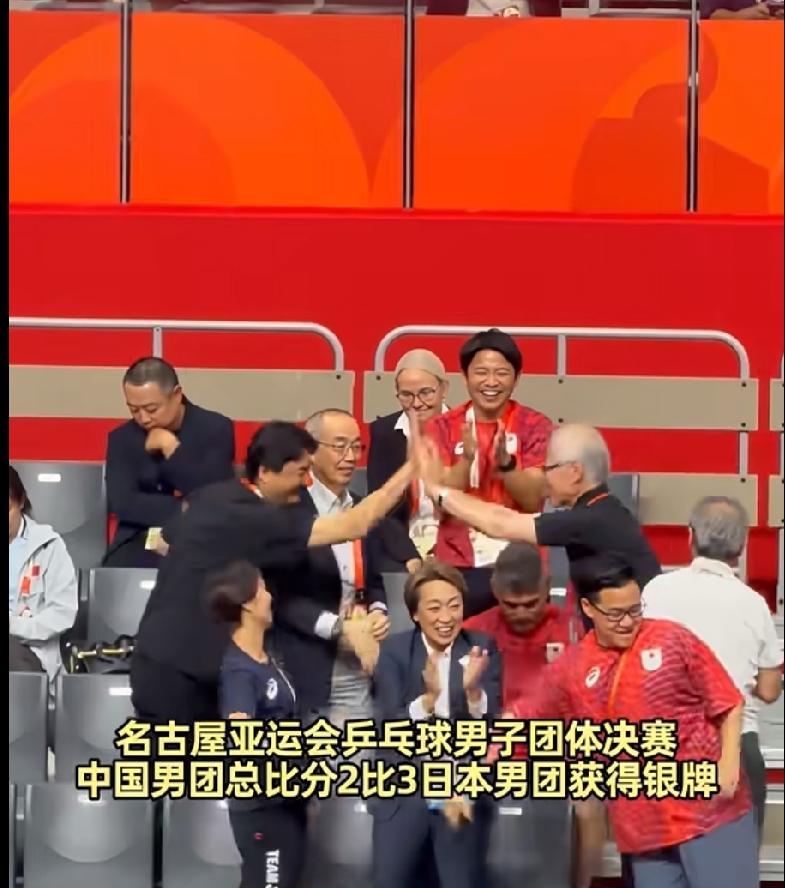 名古屋亚运会乒乓球男团决赛，国乒2:3惜败日本拿到银牌。
 
刷到看台上刘国梁低
