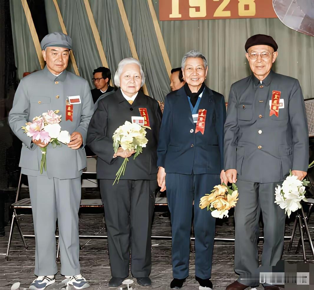 纪念1928年革命往事的仪式现场，四位高龄革命前辈并肩而立。众人胸佩荣誉绶带，手
