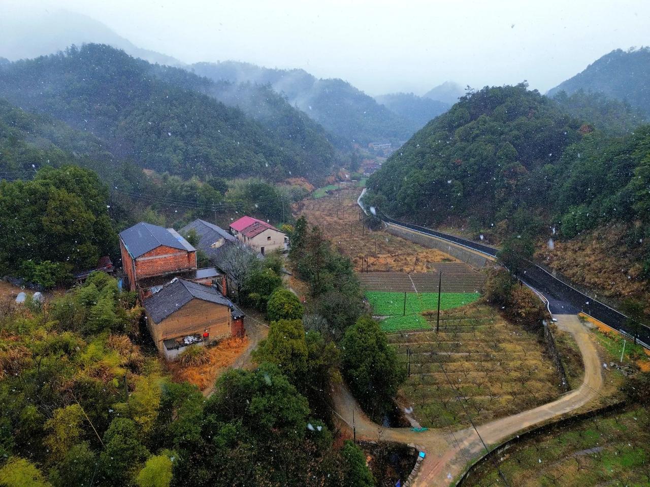 大雪纷飞的时节，我探访了浦江县华溪村。这个村庄坐落在岩头镇的最北部，与大畈乡相邻