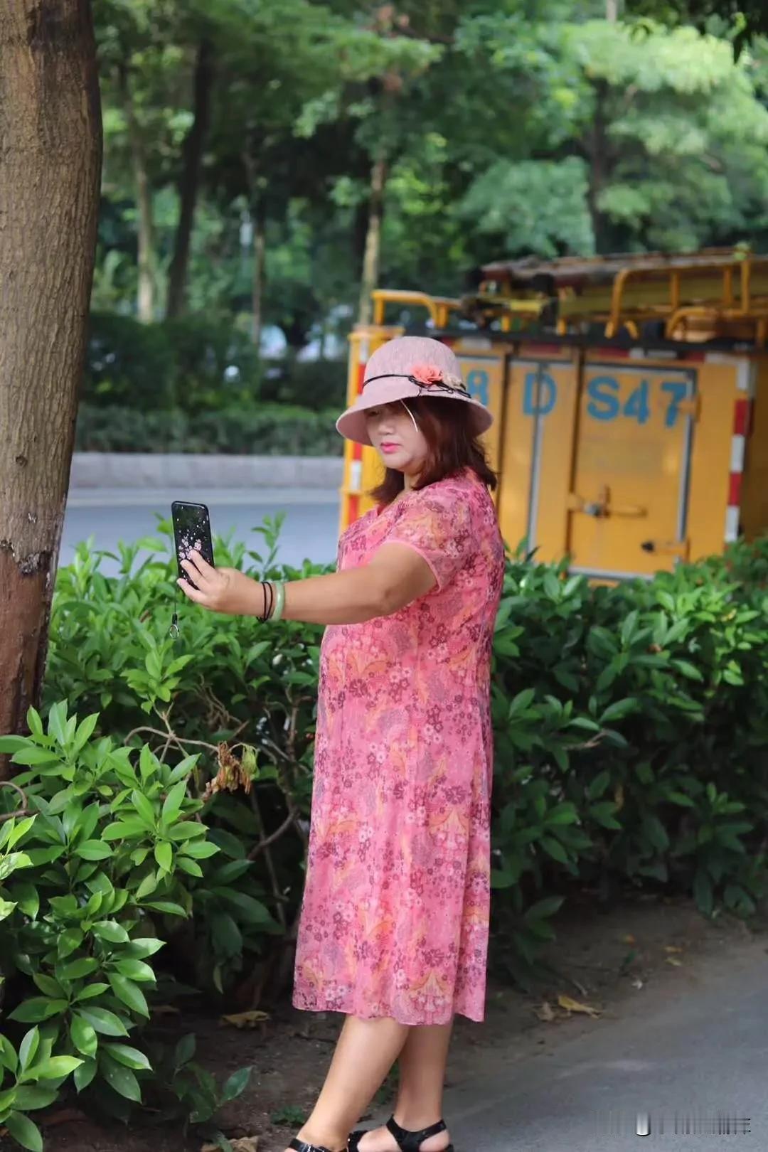 我认识一个熟人，整天打扮的光鲜艳丽跟妖怪似的的，也不知道她在哪里上班，反正是天天