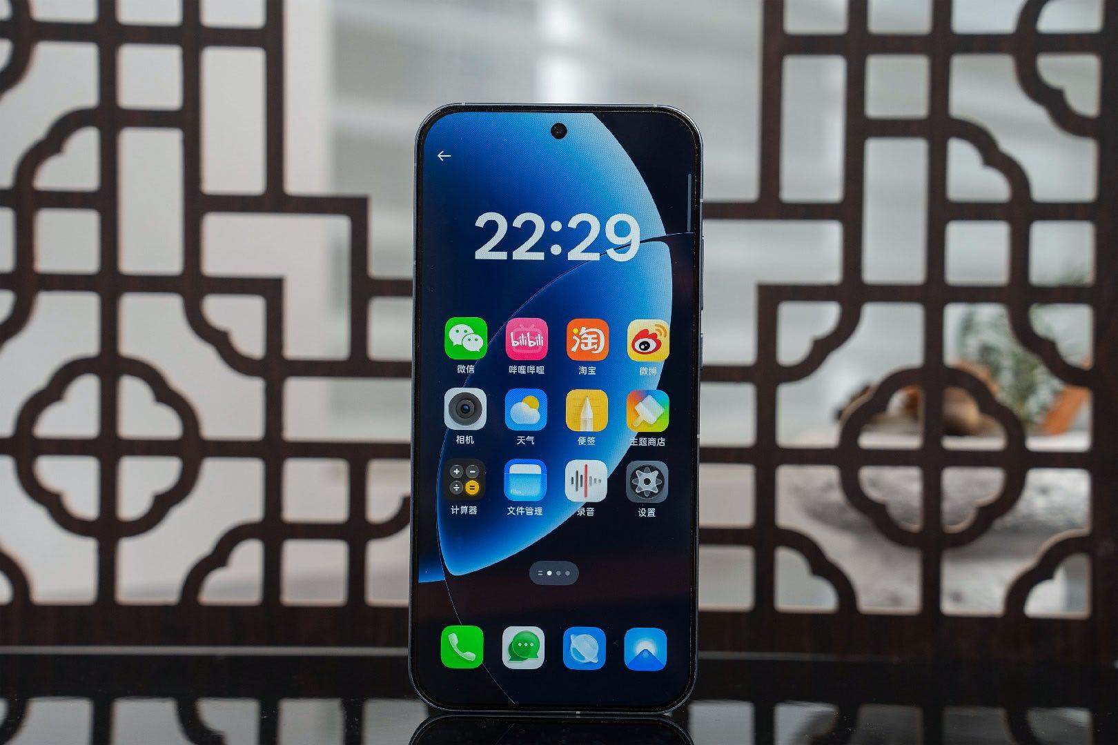 感觉身边用华小v的真不少！华为鸿蒙+折叠屏稳住高端党，小米性价比+AIoT拴住年