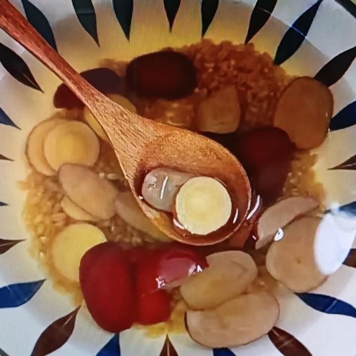 失眠党有福啦！给大家分享三款神仙汤，让熬夜精变秒睡达人。
灵芝北芪助眠汤，食材有