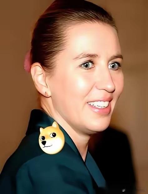 丹麦女首相这波操作，真是教科书级别的反转。前脚刚跟美国签了十年防务协议，大门敞开
