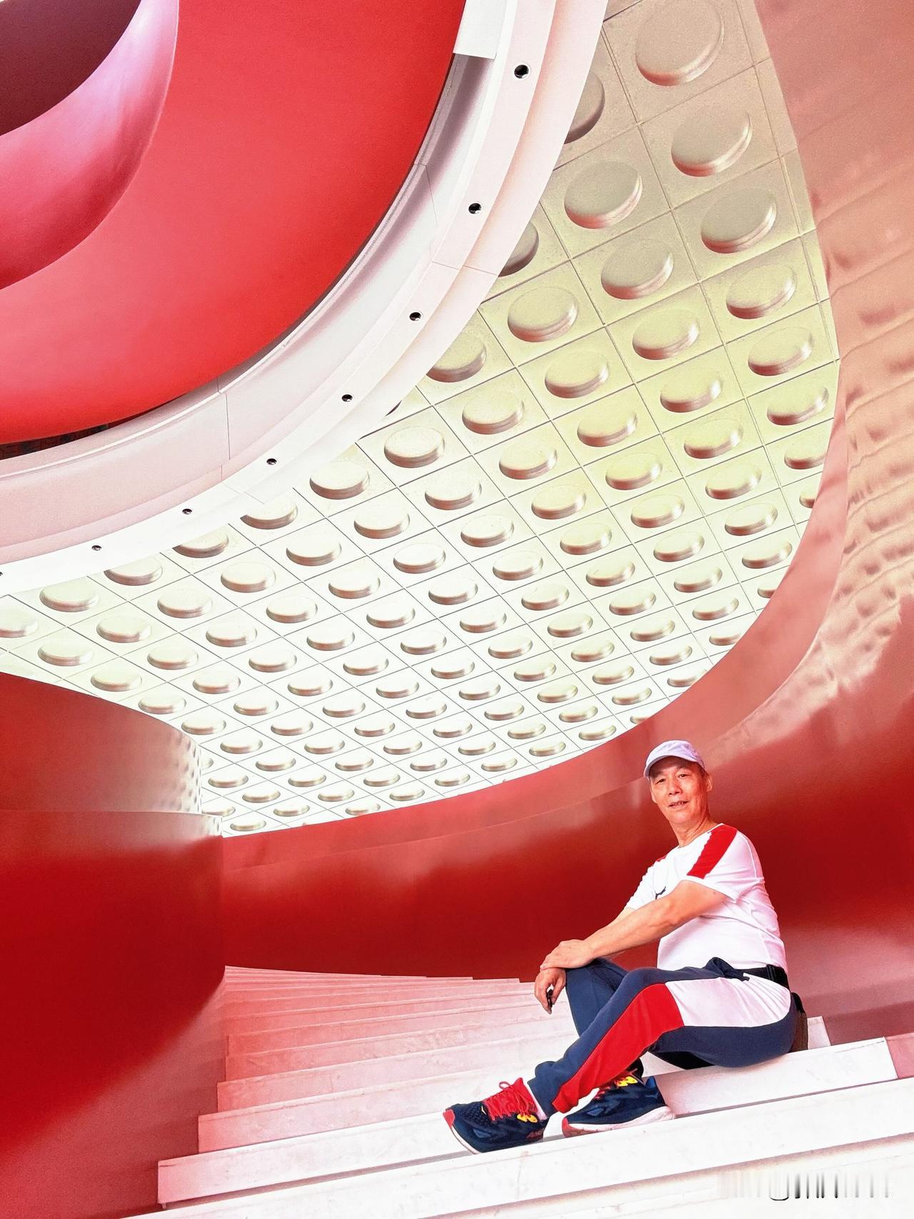 『OneM当代艺术中心』是其内部一座贯穿多层无支撑旋转楼梯的单段最大高度吉尼斯世