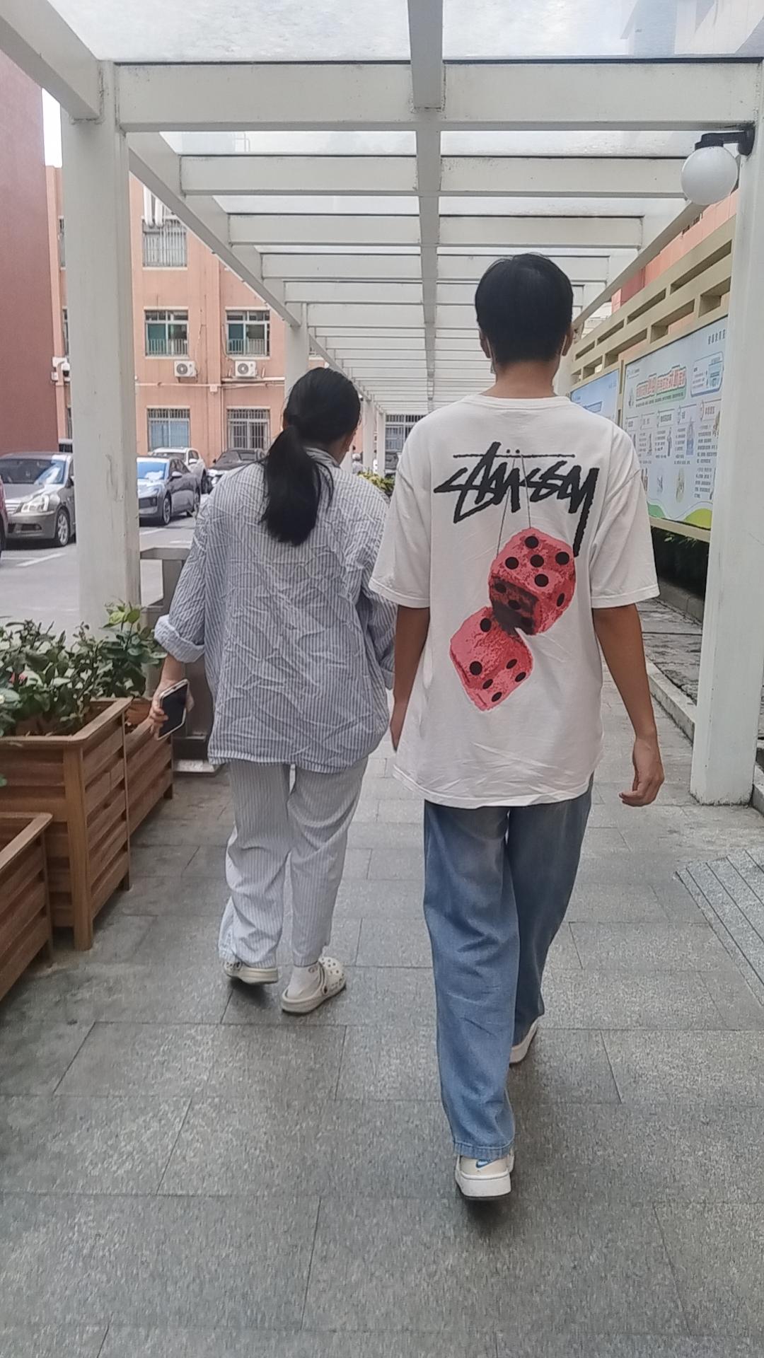 今天见到这对母子，自己受感动了！这个男孩子非常暖心，小心翼翼的跟紧！生怕他妈妈跌