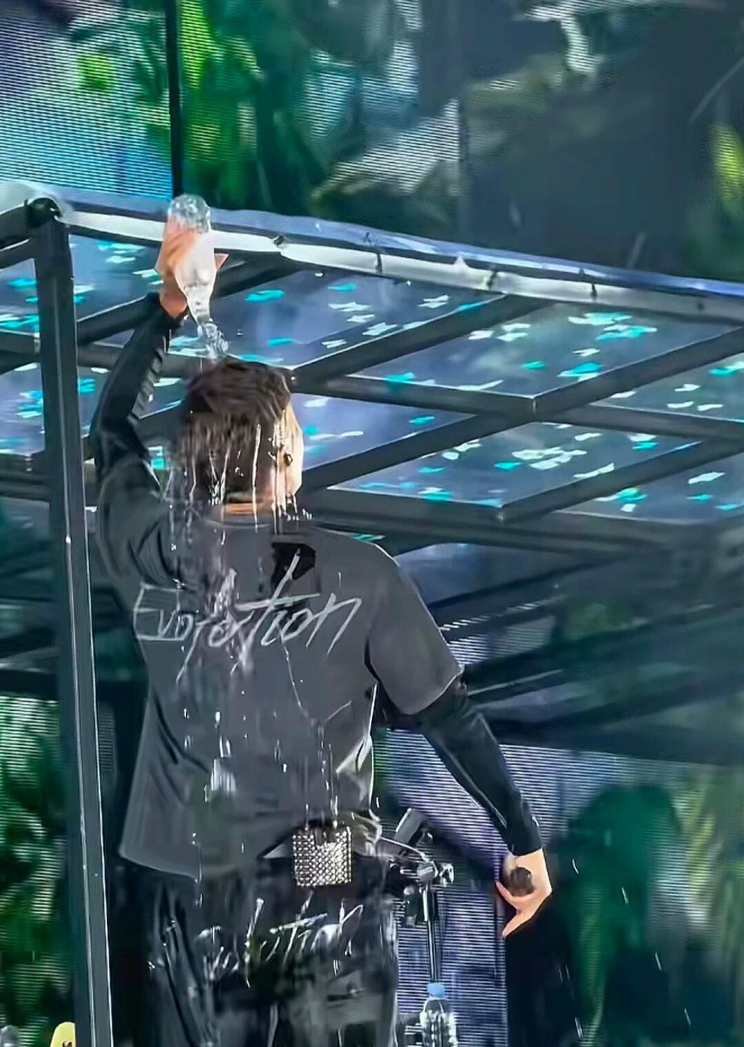 45岁谢霆锋武汉演唱会重现矿泉水浇头名场面谢霆锋武汉演唱会唱到高潮处，他拿起一瓶