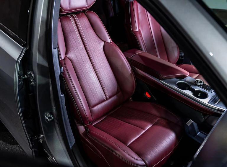 全新凯迪拉克 XT5 的内饰官图来了新款 XT5 配备 33 英寸的 9K 曲面