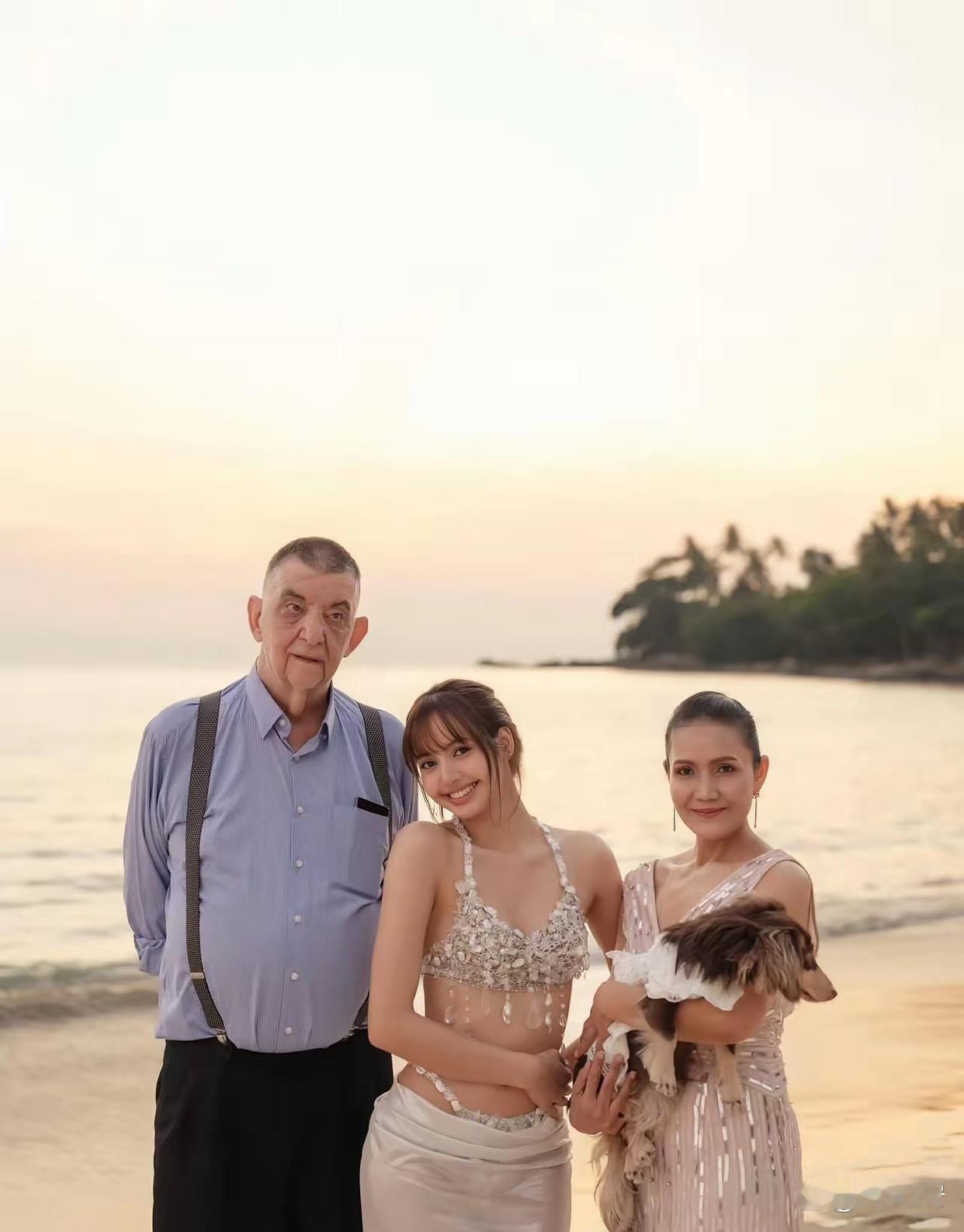 泰国第一美lisa的妈妈，居然长得这么漂亮。 