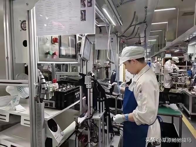 流水线上十个人，九个是临时工。这不是哪个黑作坊，而是给奔驰、大众、宝马供车灯的上