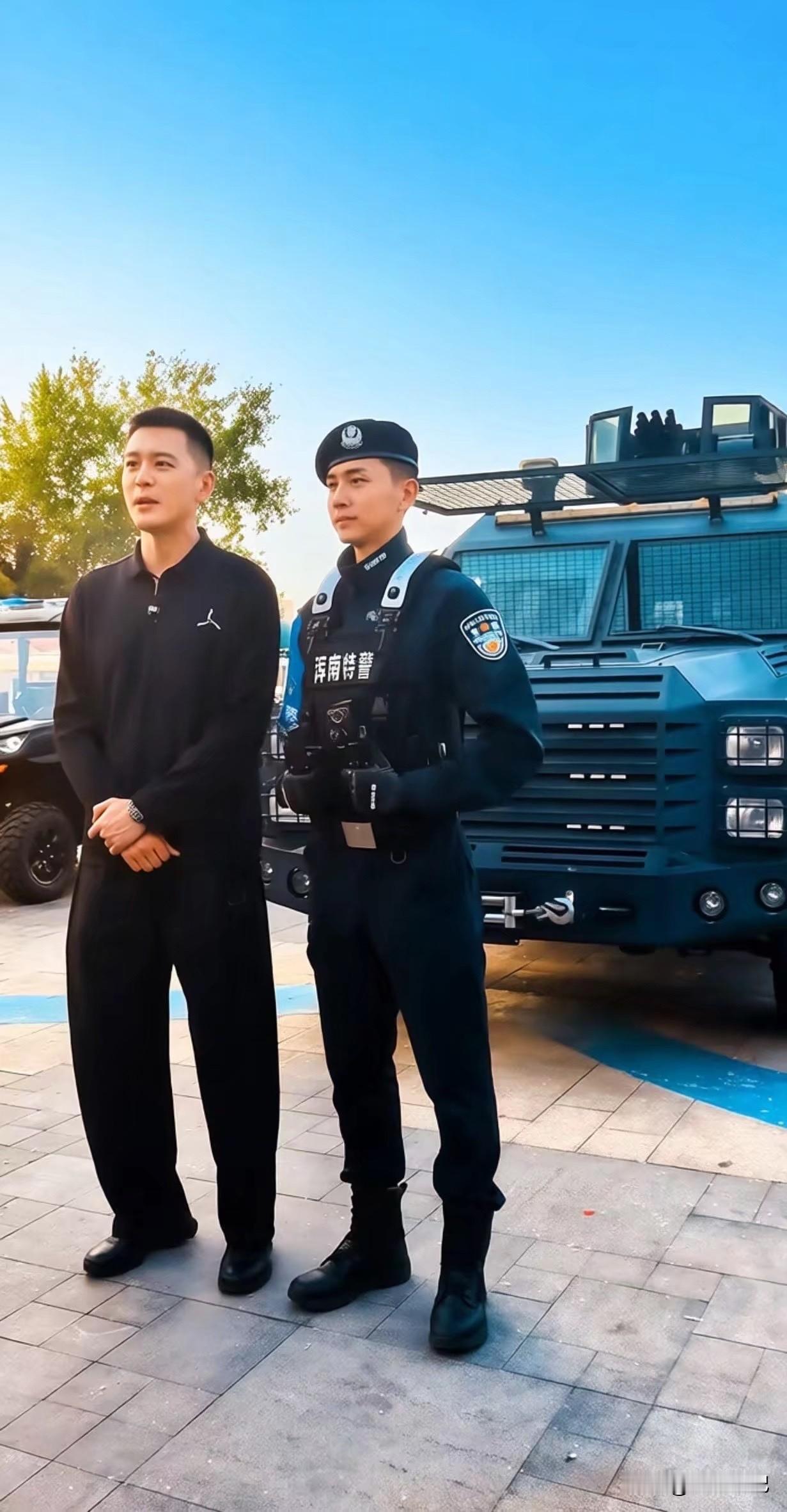 杨鸣，此次现身浑河外滩，不仅是一次轻松的家乡打卡，更是以自身影响力为家乡夜经济助