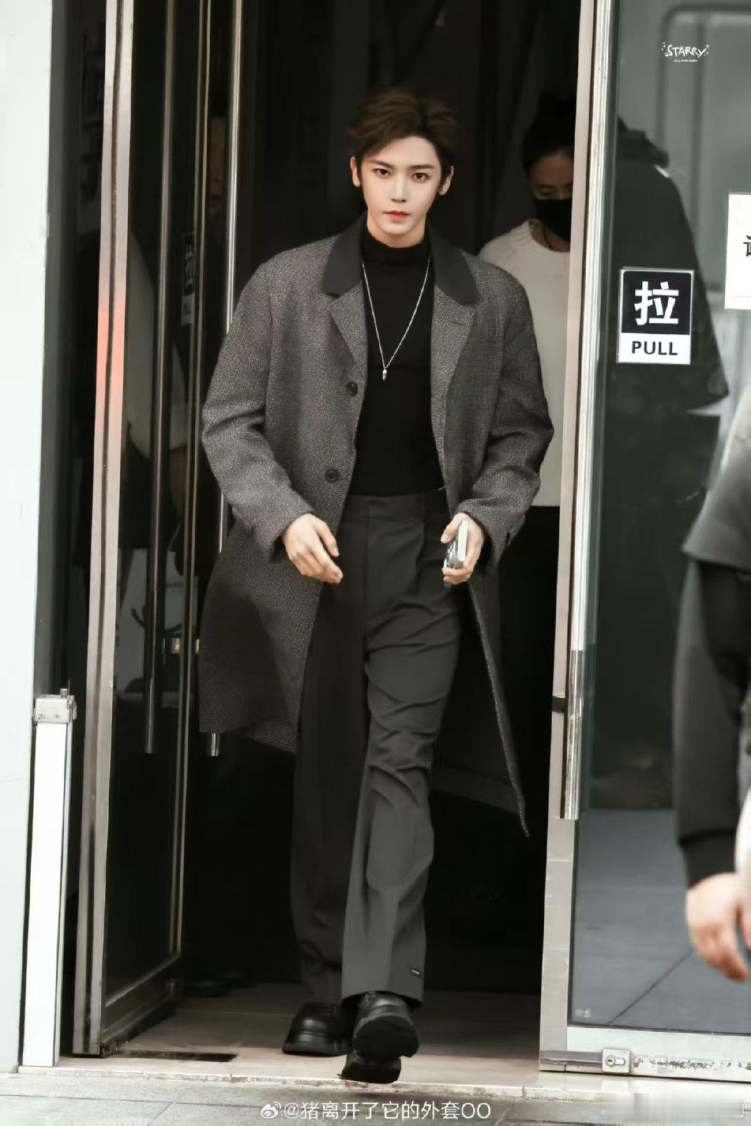 娜扎侯明昊你好星期六上班路透你好星期六 新剧预热超给力！侯明昊娜扎上班路透清爽吸