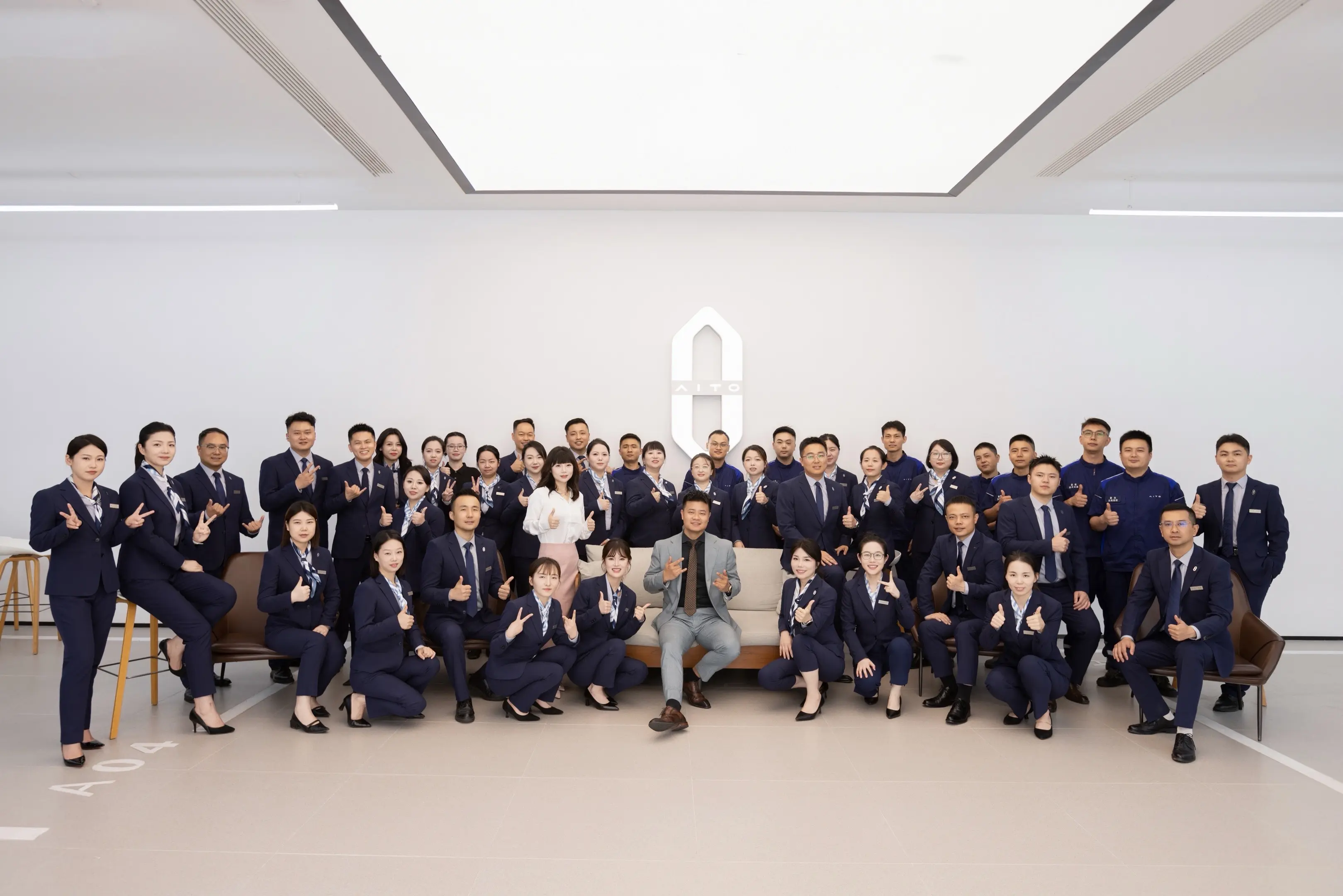 正式亮相！铜陵问界天团集合打卡 一群真诚靠谱的卖车小伙伴，不玩虚的套路...