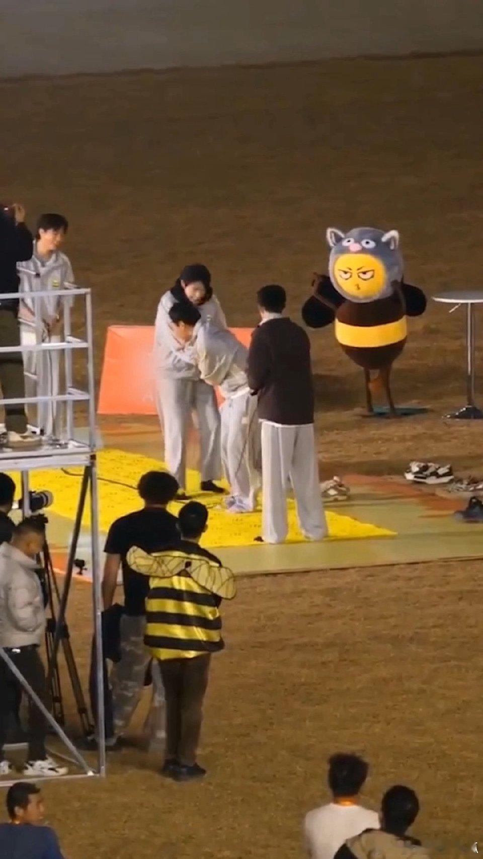 把我和魏大勋杨迪徐志胜的疼痛共享关了 笑不活了！魏大勋杨迪徐志胜疼痛共享神同步，