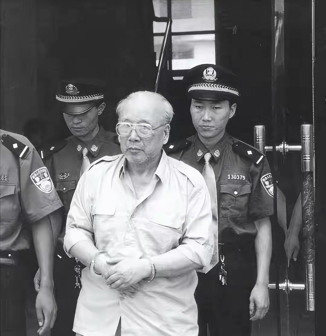 1999年，检查人员一脚踹开木质大门，一个70多岁的老头正在寡妇床上，两人你侬我