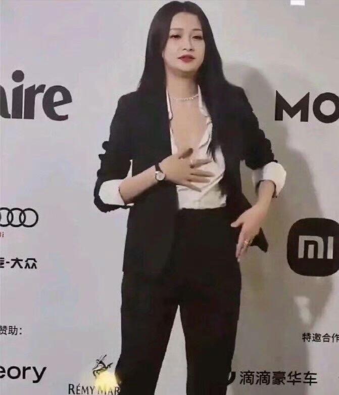 孙怡这个身材……实在是没有深V和捂胸的必要性 
