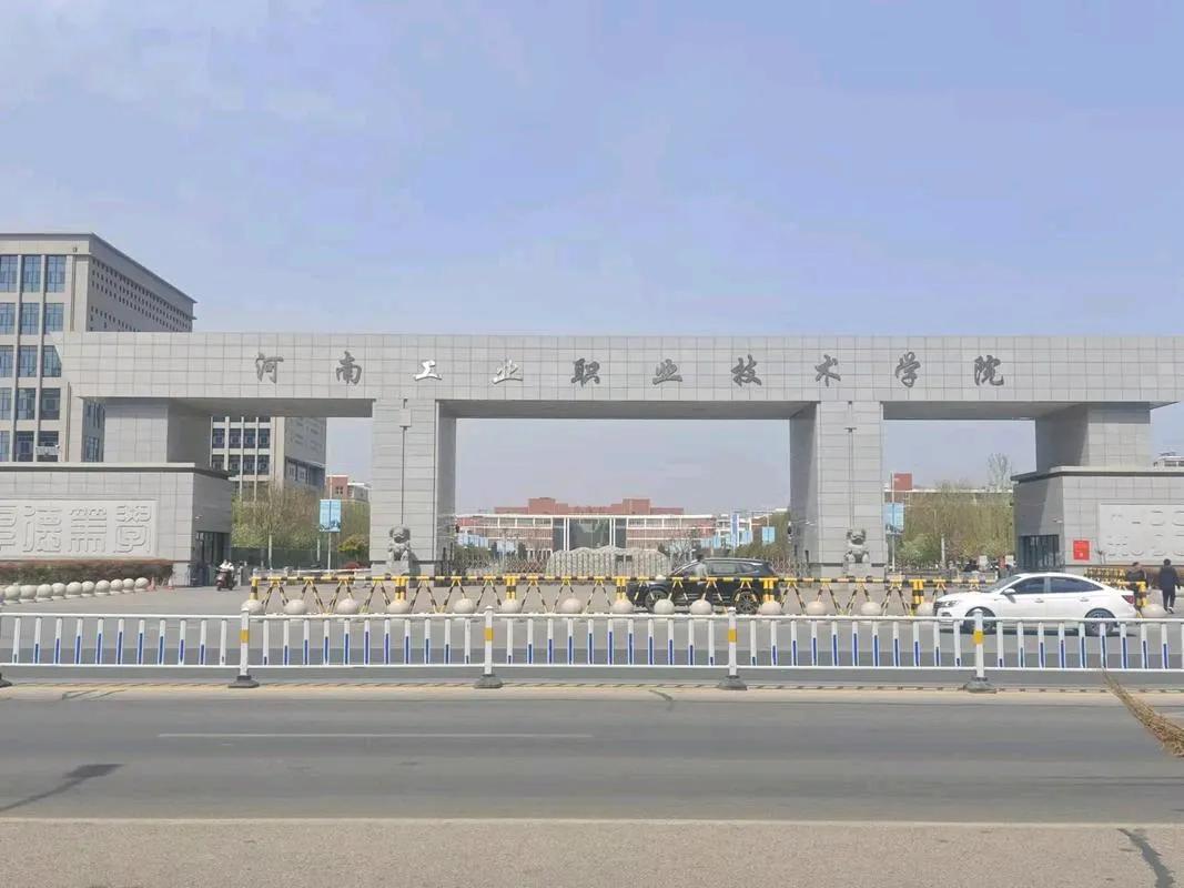 最近南阳人聊天，绕不开河南工业职业学院改大学的事儿——刷到教育部公示时，身边不少