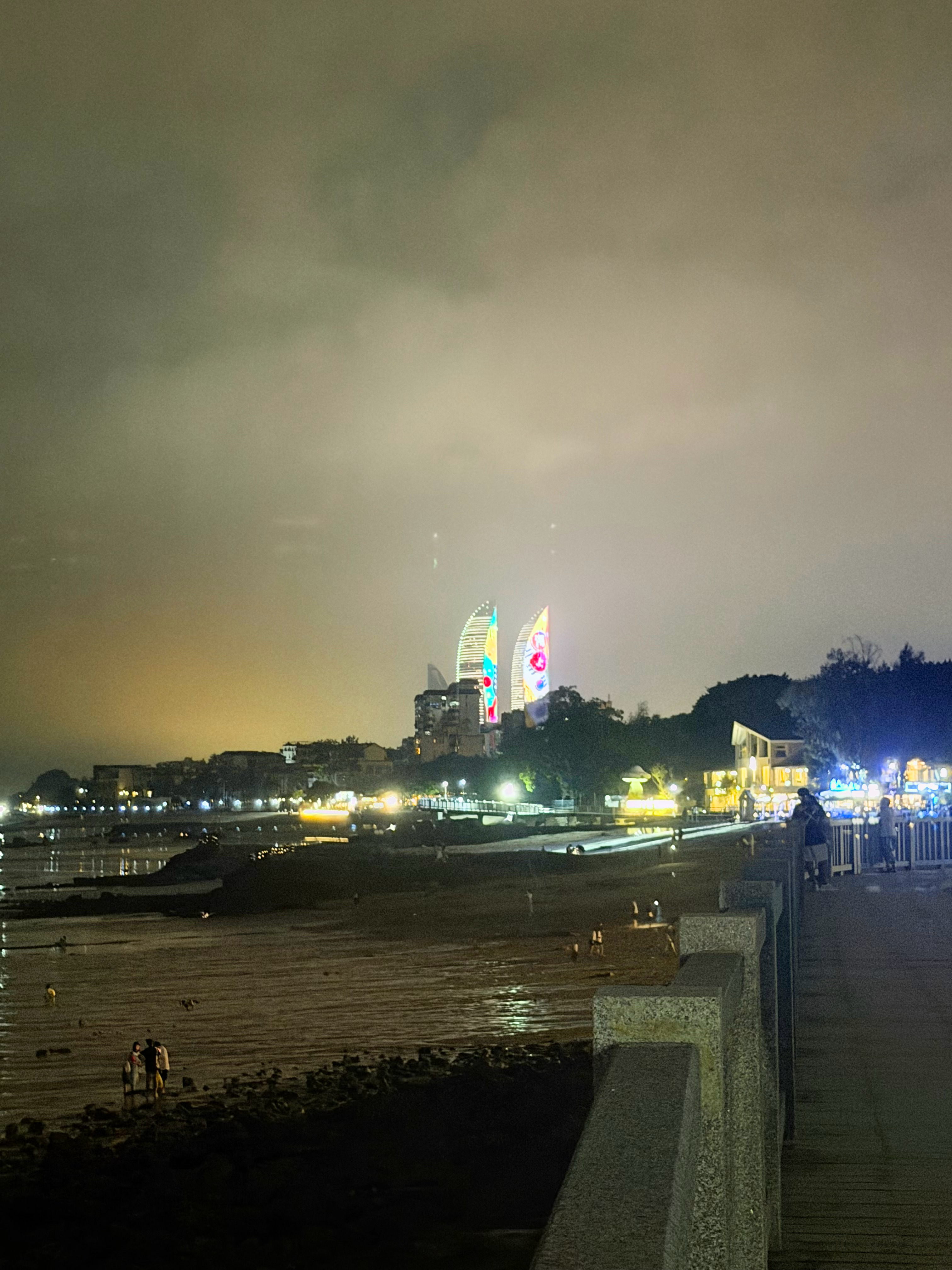 岑先生  海风治愈一切，溜达完准备睡觉，✌🏻晚安💤好梦～ 