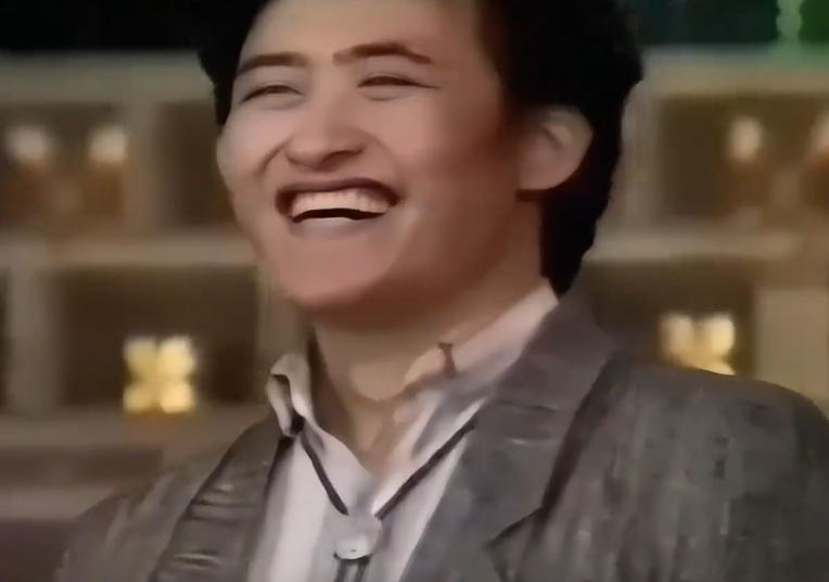 那个爱笑的刘欢老师去世了，退休金才领三年，还是得注意自己的身体啊大家！话说刘欢是