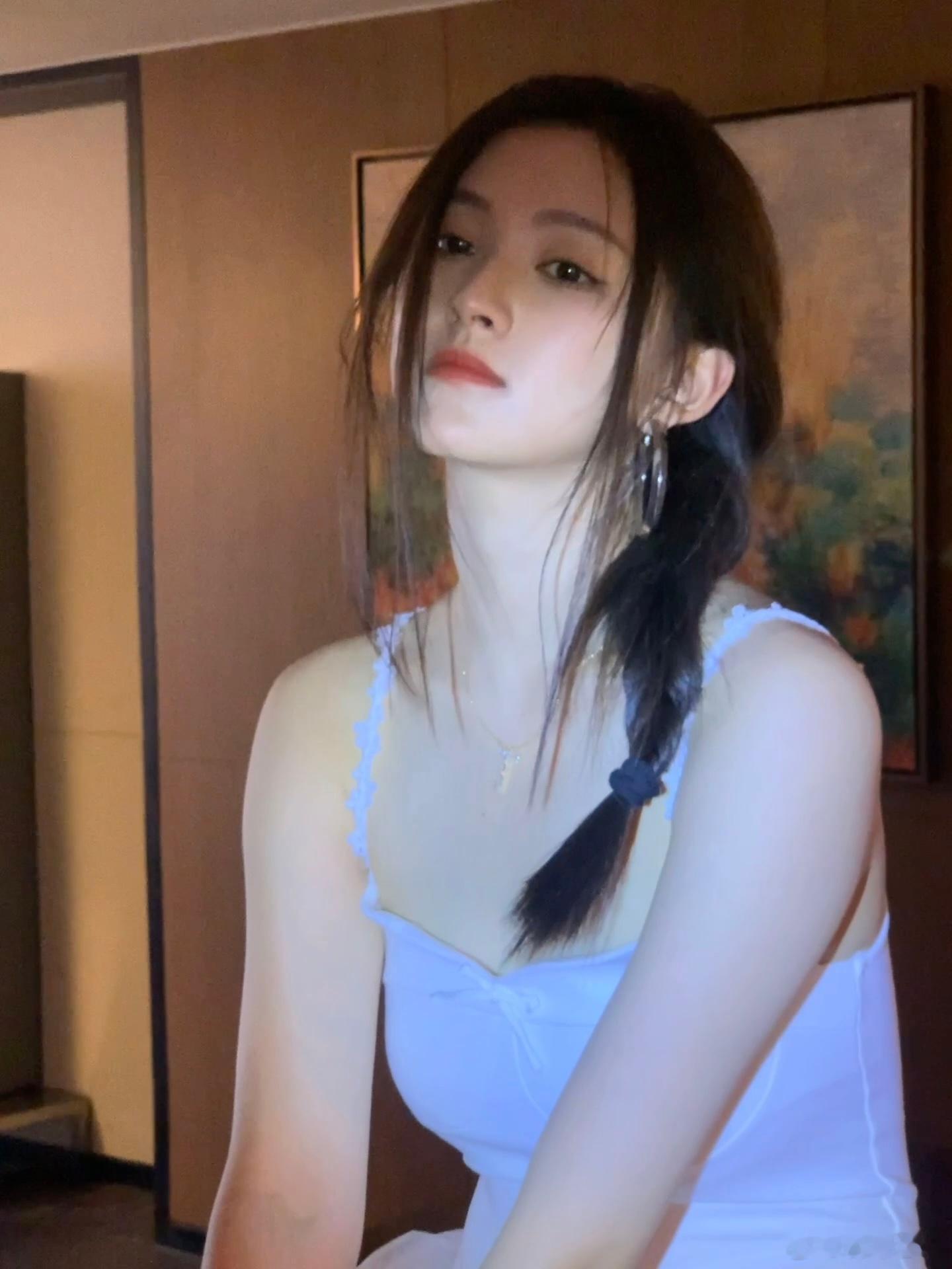 #王奕婷一眼白月光##王奕婷微光白裙少女#​王奕婷就像从诗画中走出来的女子，带着