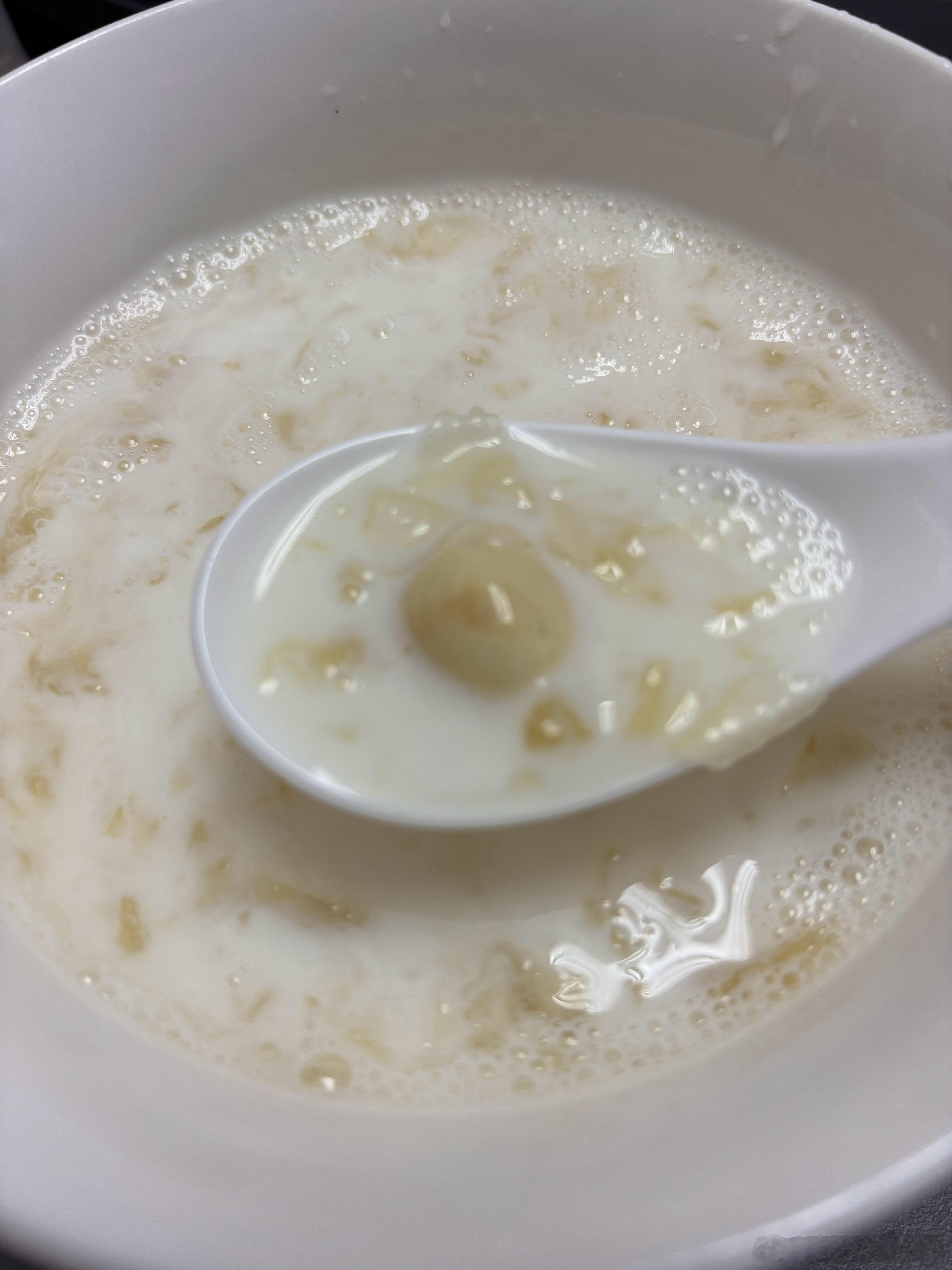 忙完，吃冷饮。冰镇燕窝、莲子、银耳、牛奶羹。 