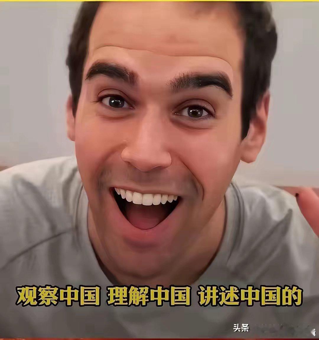 这事儿越扒越有意思了。敦煌融媒体那个90万招老外的事儿，官方最新回应是：不辞退，