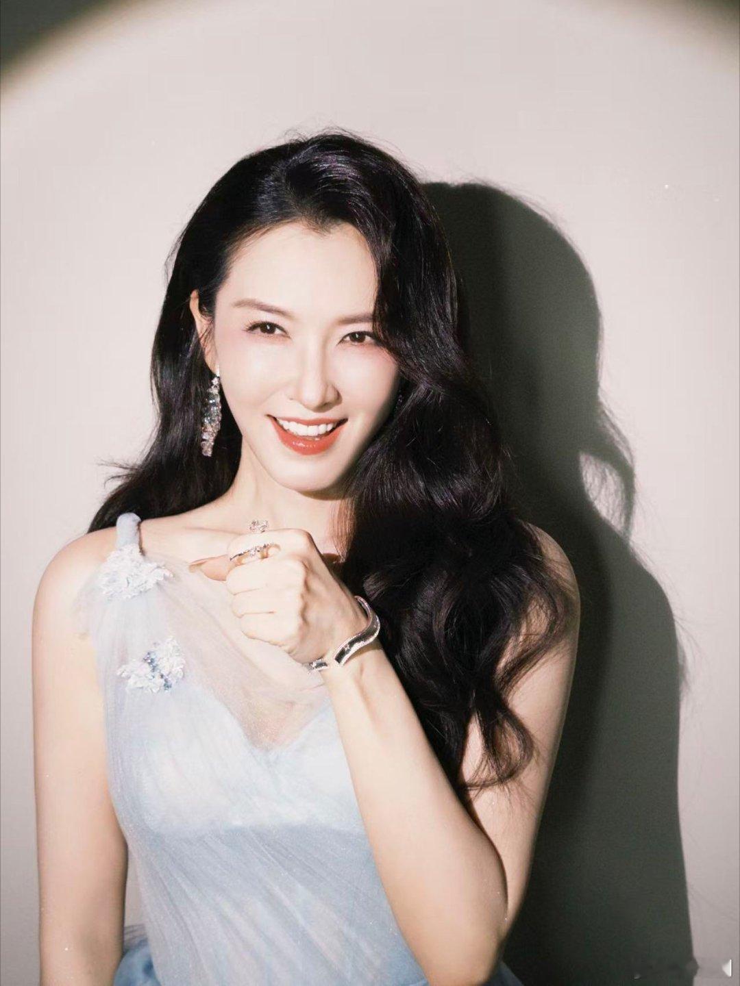 徐洁儿来修音响了一开口那个直接惊艳全场，声音细腻又有穿透力，完全听不出这是直播无