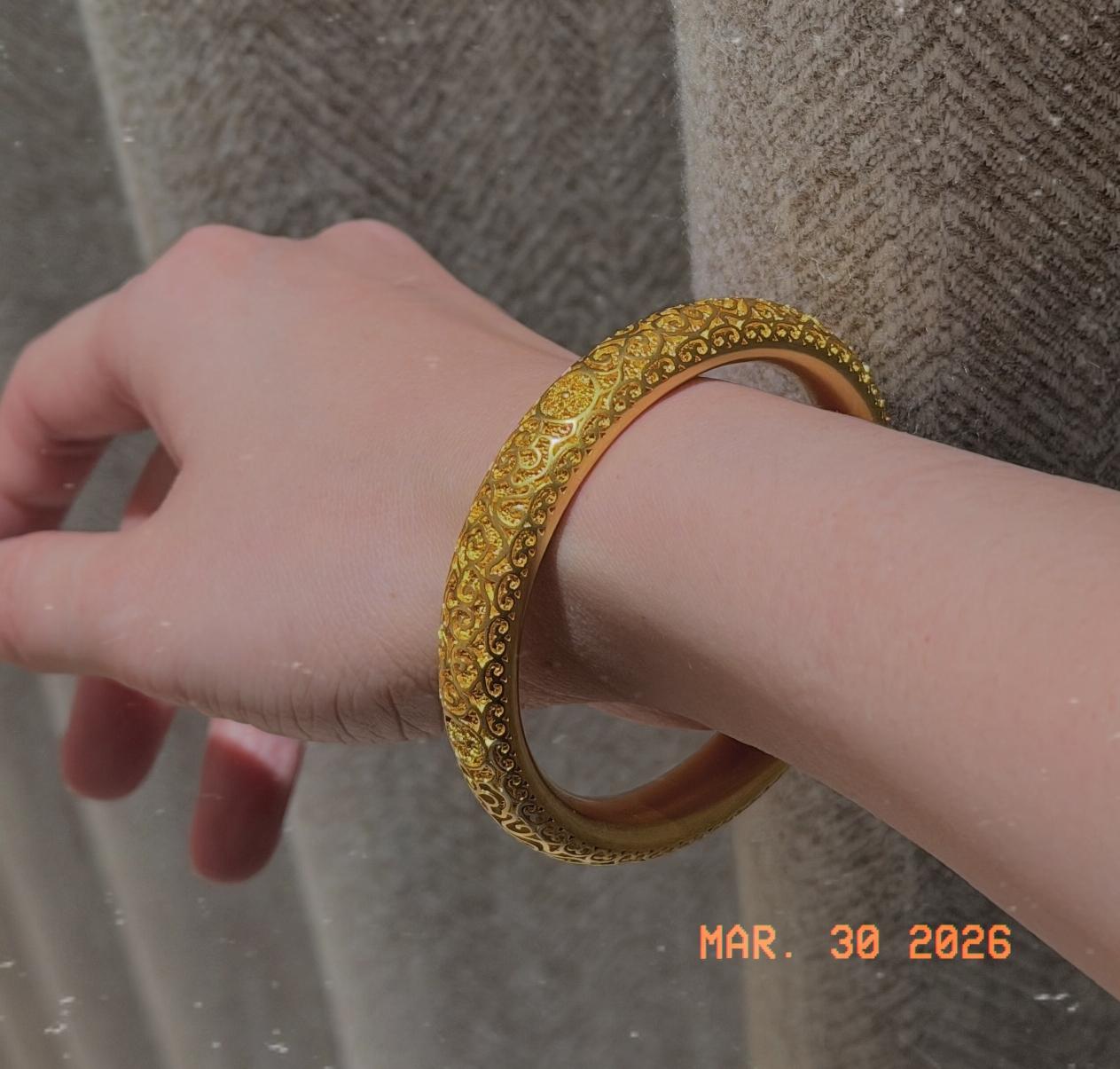 昨晚黄金行情波动挺大，早上就有人说，黄金首饰一晚上价差高达几百块，也不知道这数据