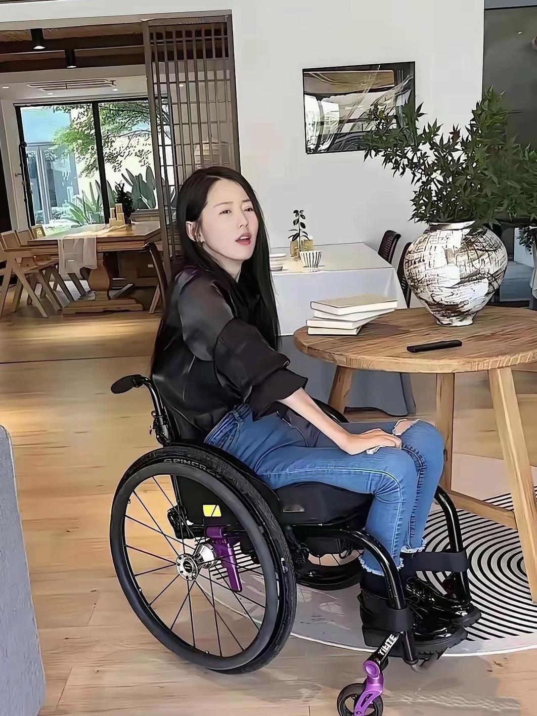人间至善！被丈夫抛弃的瘫痪女老师，被昔日援助学生用一生治愈
 
世间最动人的双向