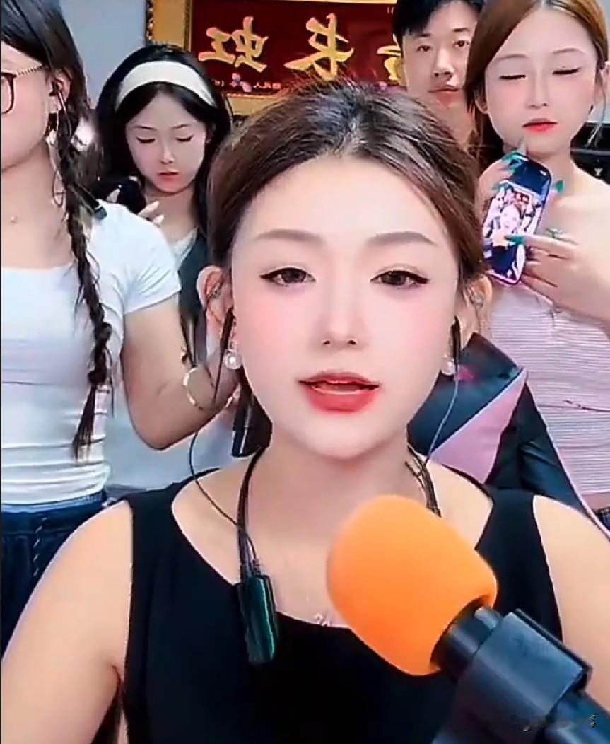 秋香直播向粉丝解释自己抢占八点档的初衷：
江山传媒目前没有能稳定承接八点档流量的