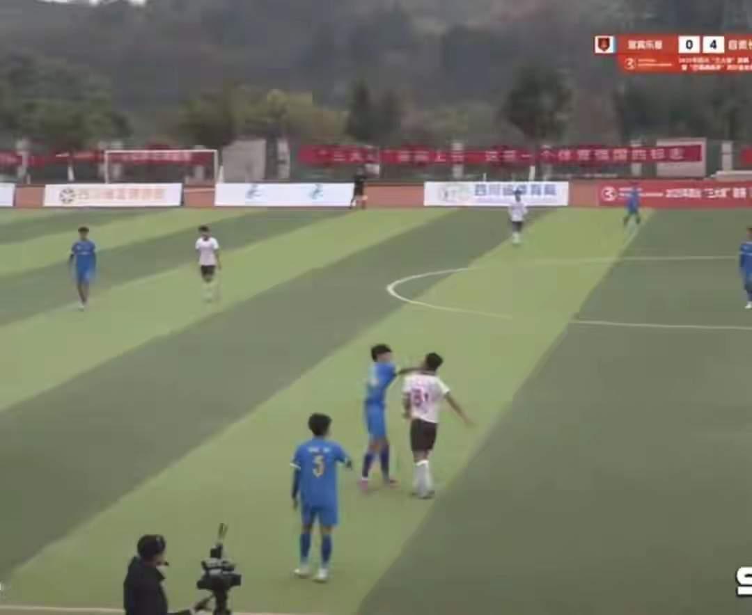 足球赛直接变“拳击场”？四川城市联赛补时阶段爆恶性冲突，一拳把对手砸晕送医，看得