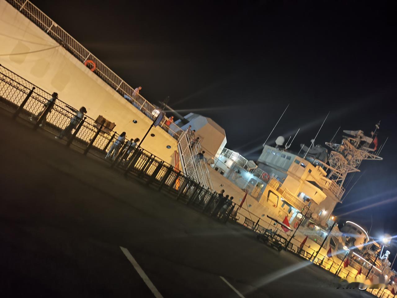 横店影视城的金华舰可太有故事了。海军“金华舰”舷号534，是我国自主生产的导弹护