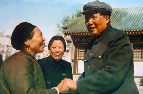1953年4月，毛泽东在中南海接见了一位四川农村妇女，她叫邓芳芝，刚刚失去了21