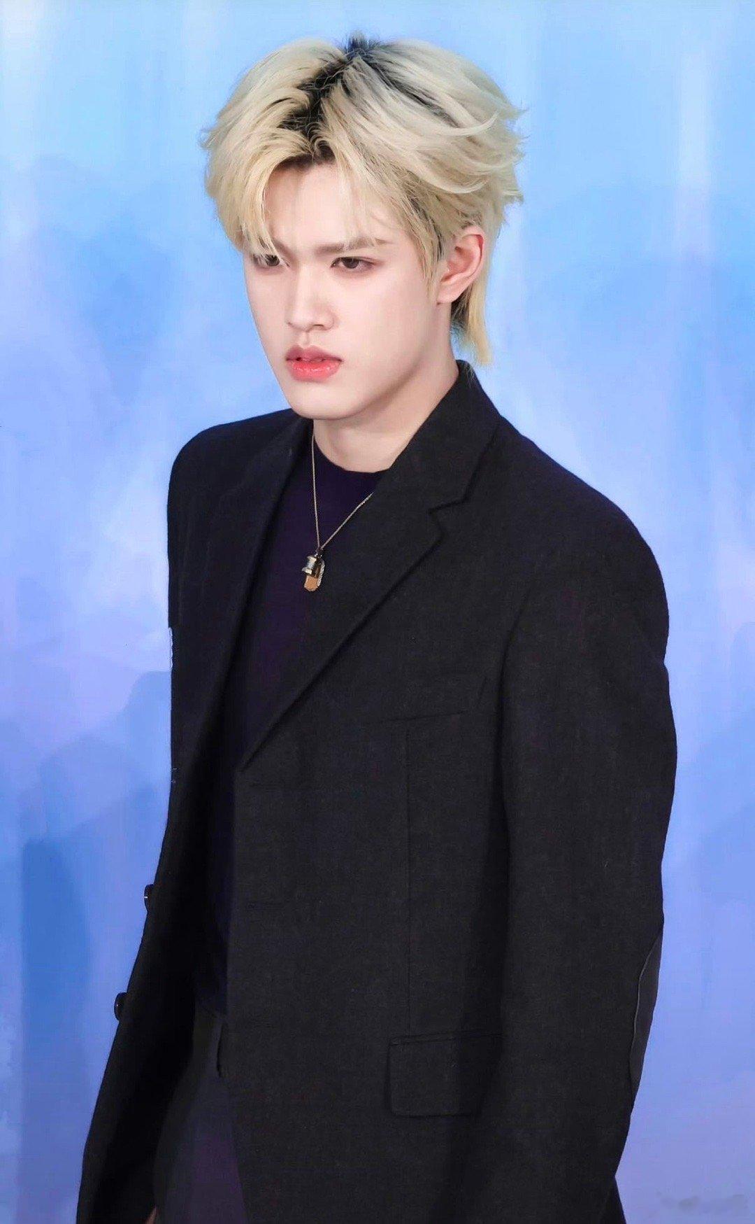 张极自评帅的人默不作声 张极这波自评玩明白梗了！低调感拉满还显颜值，金发黑西装切