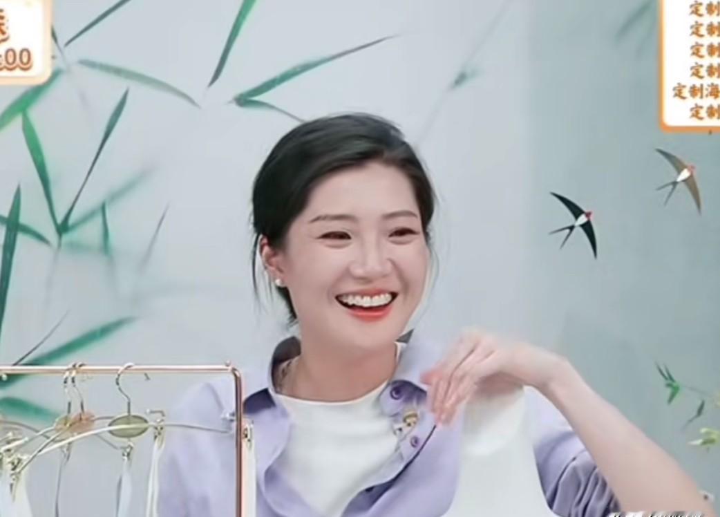 “换个主播！
” 直播间里，一条不友善的留言被盼盼念了出来。
空气凝固了半秒。