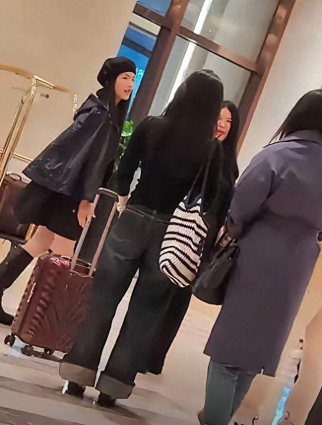 李湘王诗龄酒店同框！母女互动曝光，网友吵翻：这是富养还是早熟