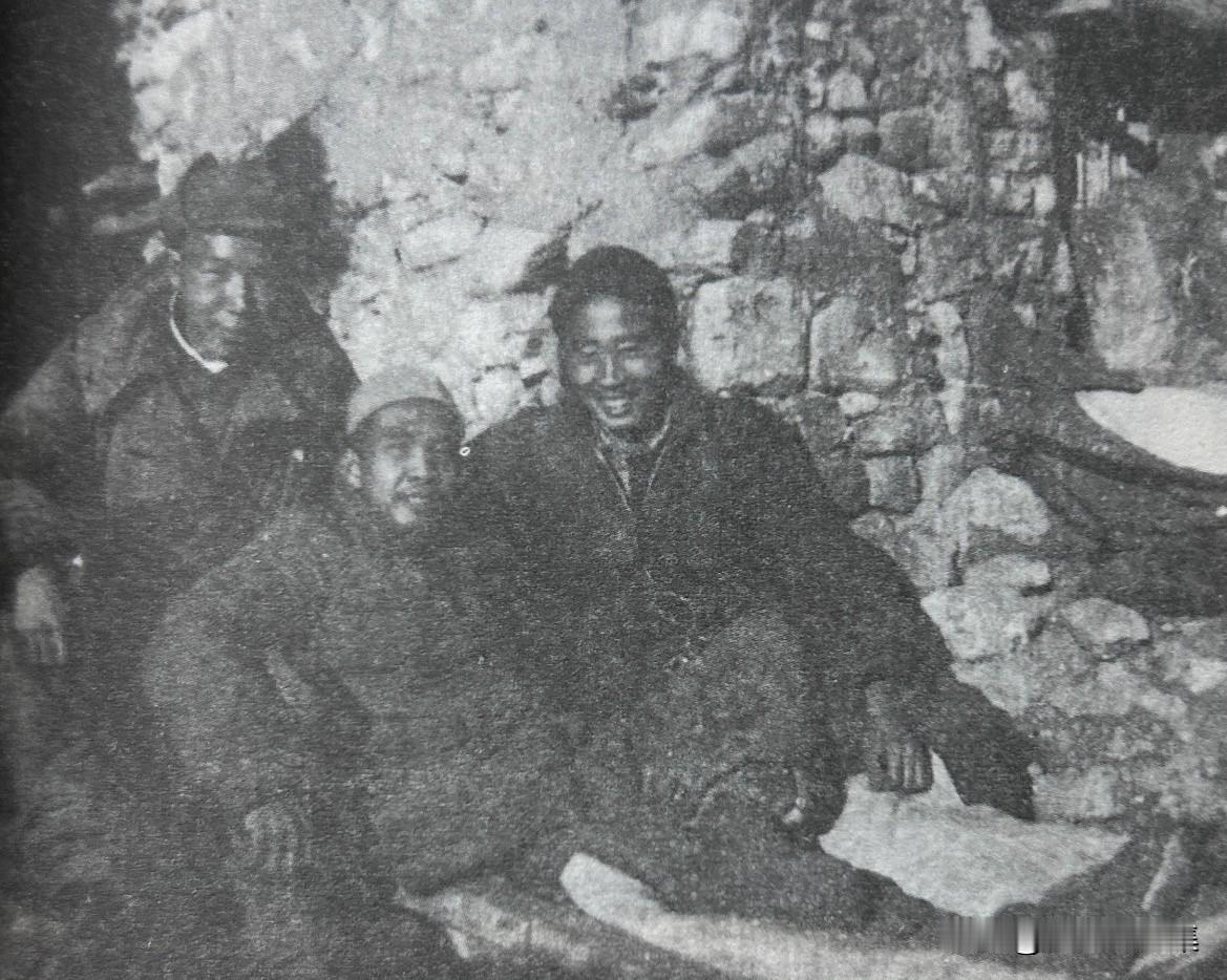 1943年，在反“扫荡”中负伤的沙飞（中）与到医院看望他的亲密战友罗光达（右）合