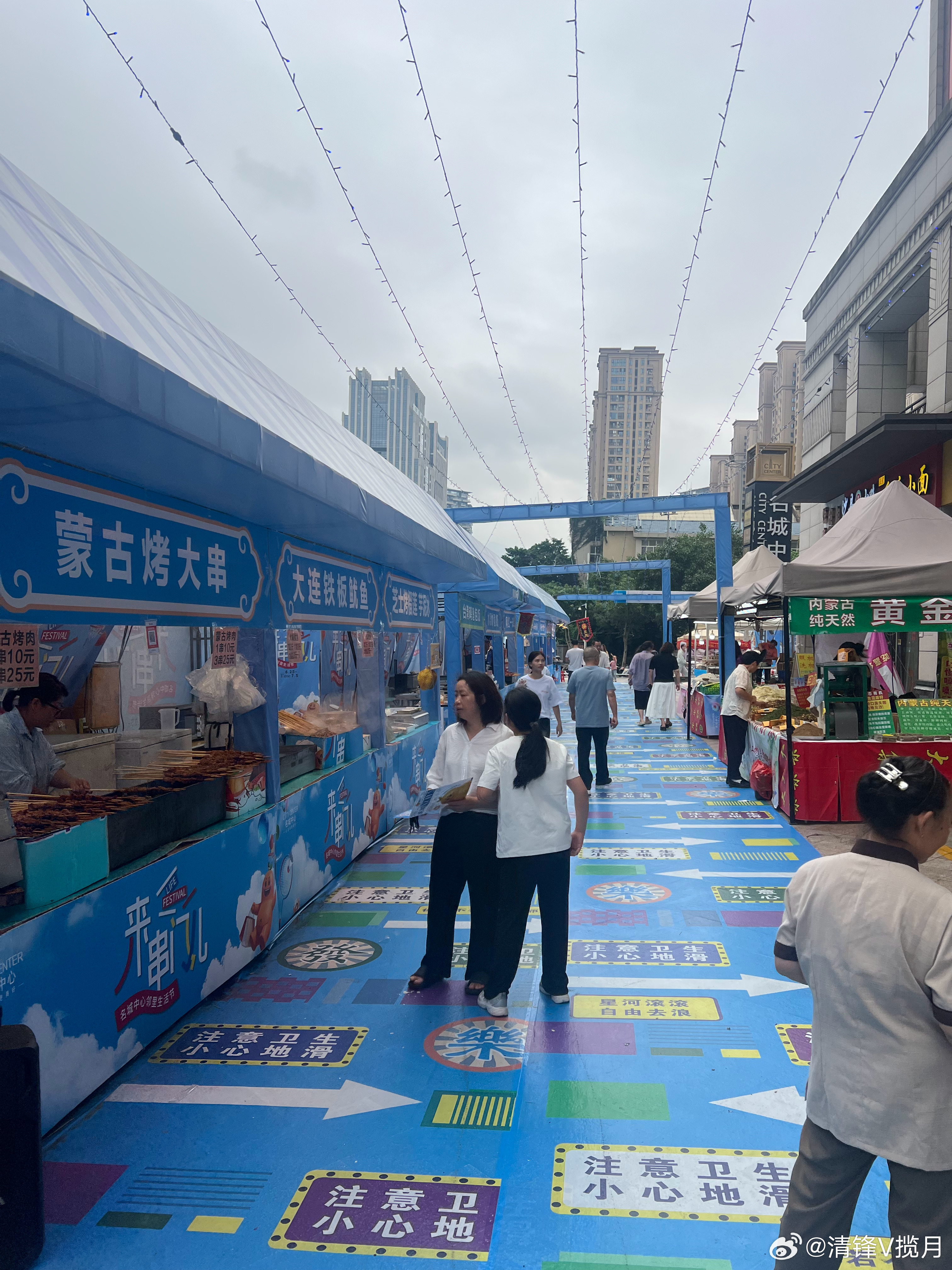 今天难得休息，到自家小区门口逛小吃集市，享受着人间烟火气，快乐到位！市集烟火气日