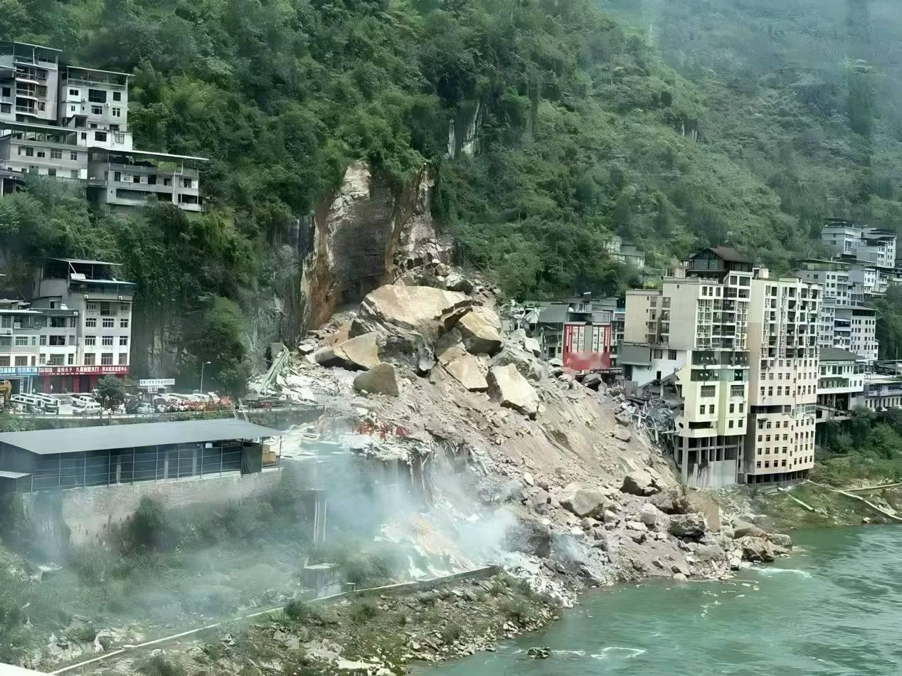 川渝同心，驰援彭水。
缅怀烈士，致敬英雄。
中国狮子联会四川代表处向彭水山体崩塌