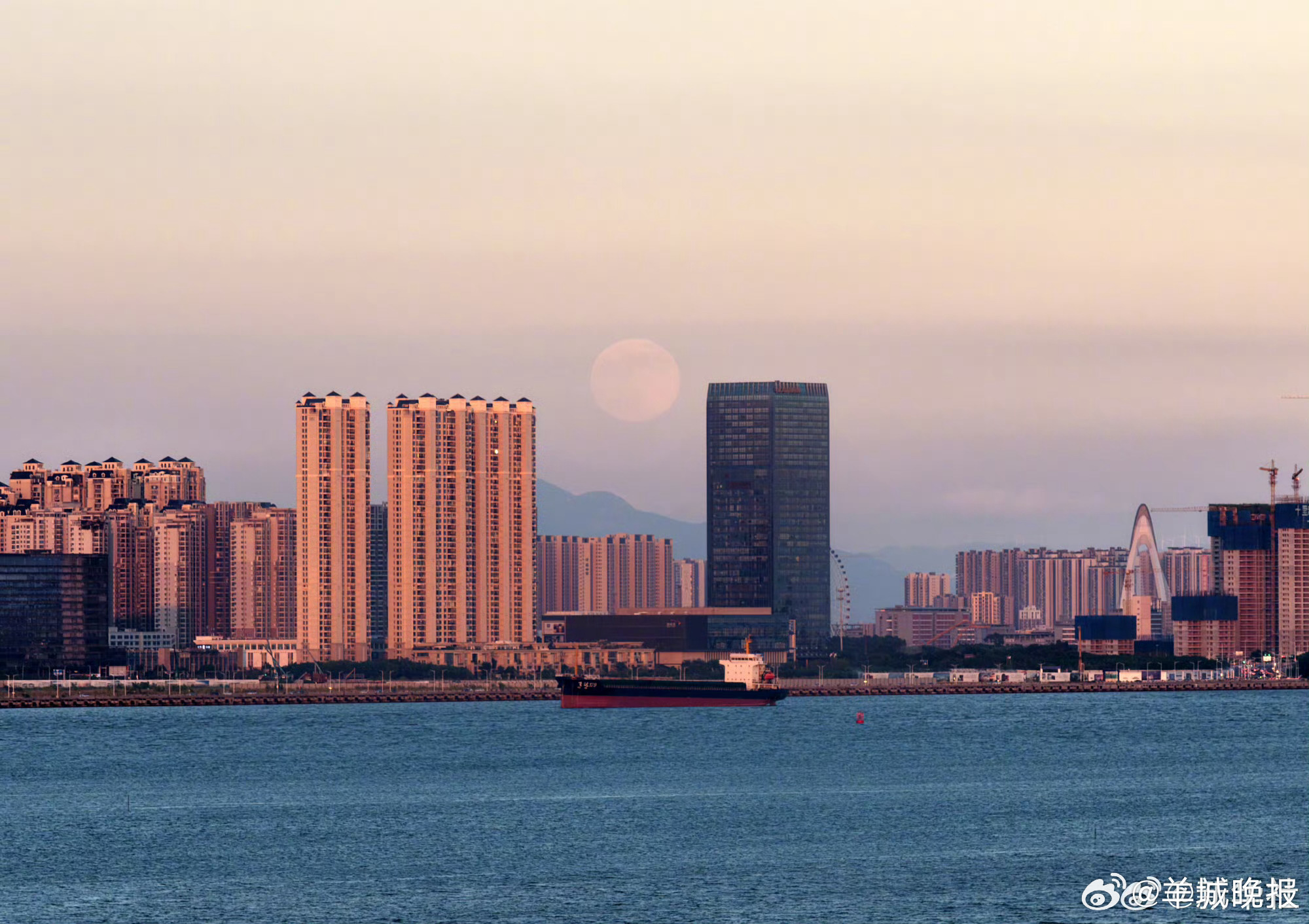 【转发收藏！#超级月亮#高清大图来了】今夜月明人尽望，不知秋思落谁家。“超级月亮